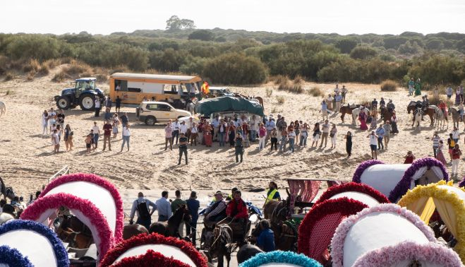 Las carretas a punto de desembarcar en el Malandar a las puertas de Doñana.   CANDELA NUÑEZ