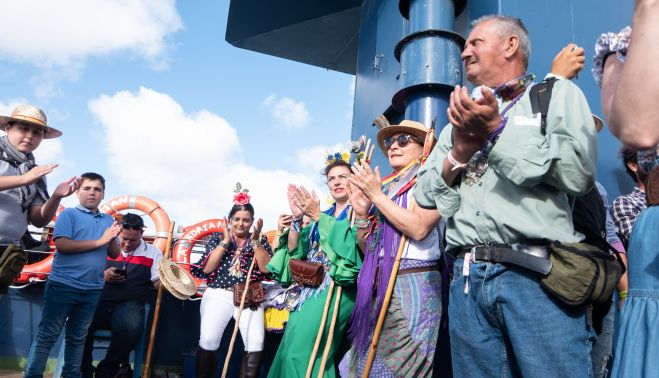 Buen ambiente en el cruce; rocieros cantando durante la travesía.    CANDELA NUÑEZ
