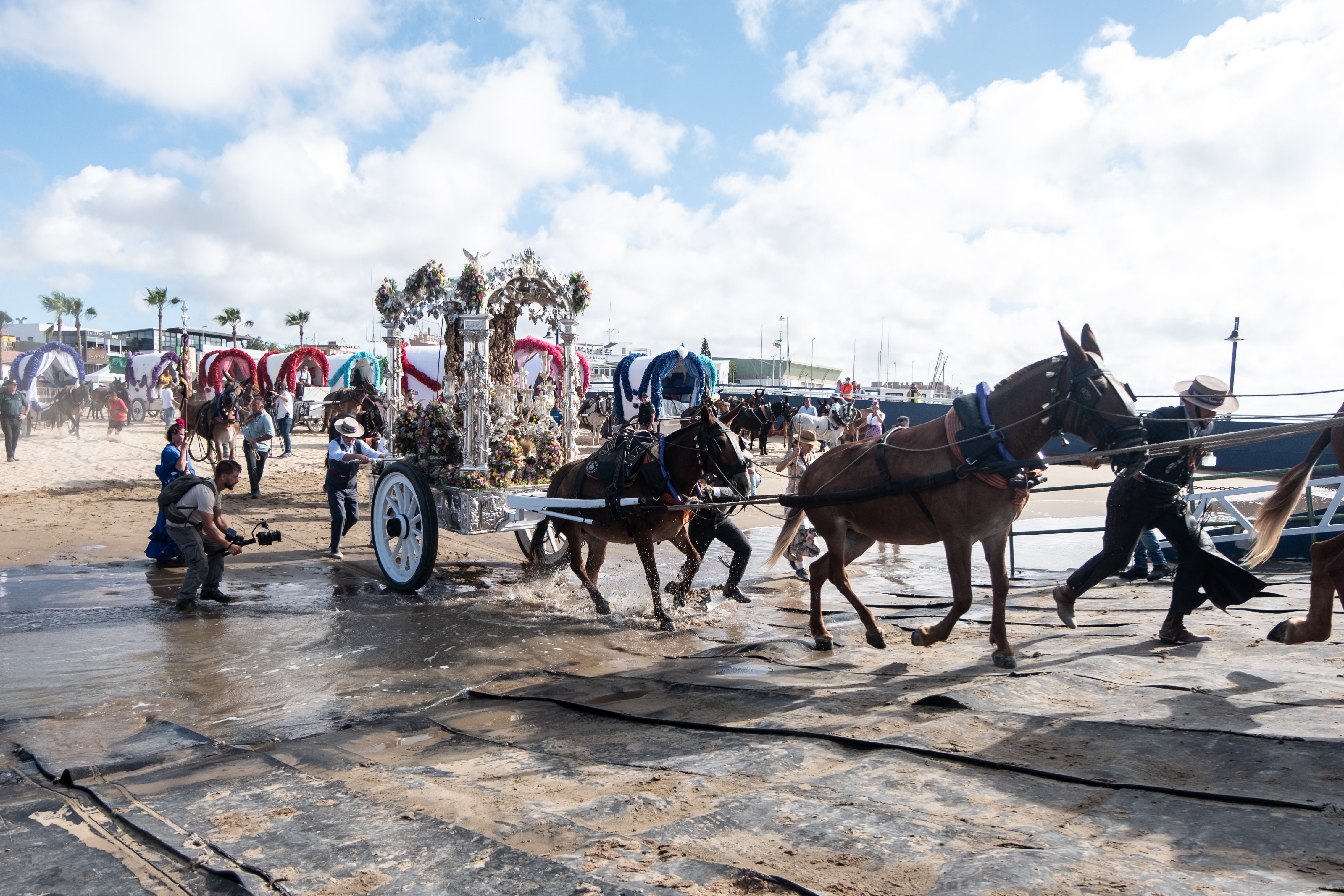 Jerez ya pisa Doñana tras un embarque tardío . La carreta entrando en la barcaza para iniciar el cruce del río.