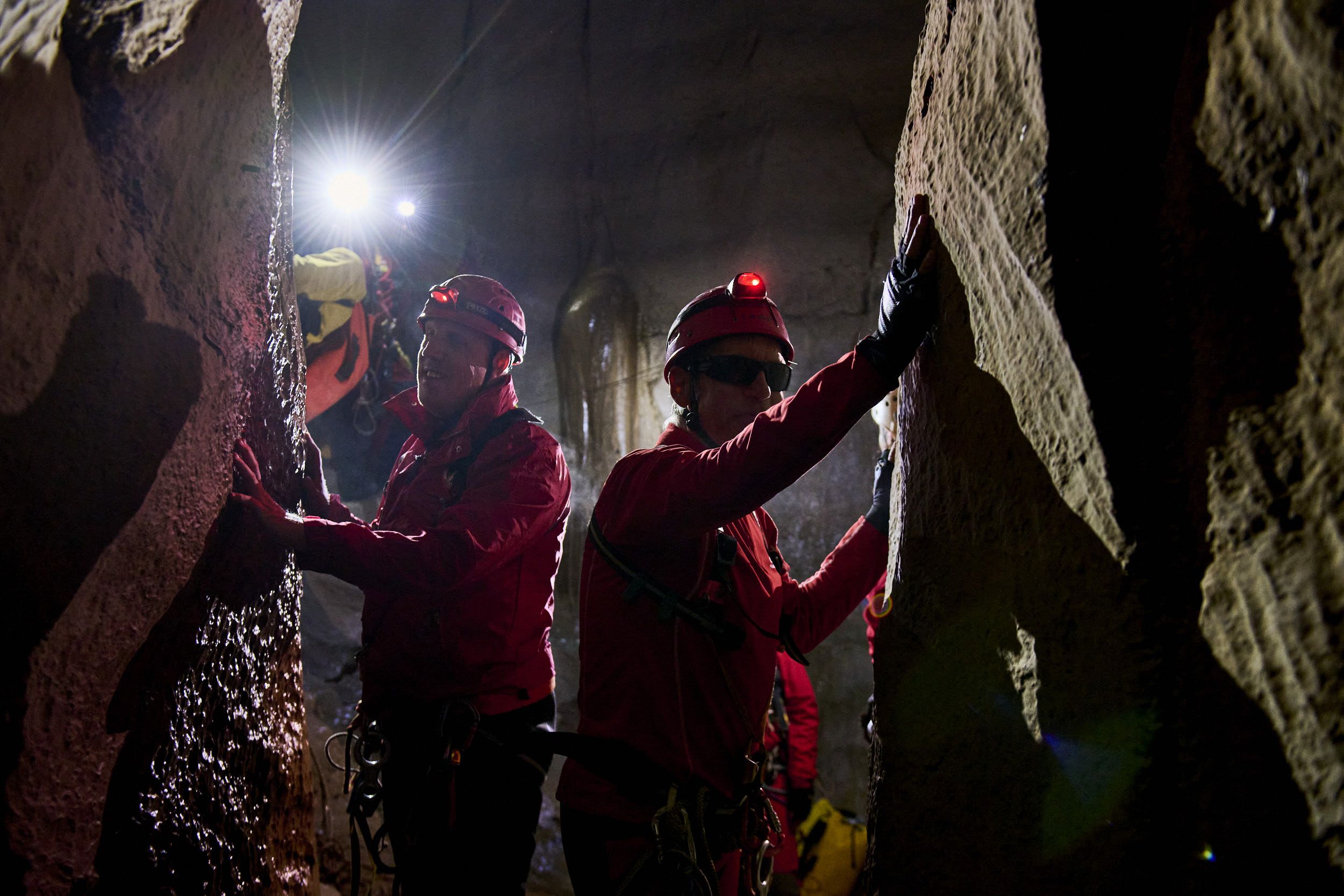 Una imagen del impresionante descenso de dos personas invidentes a una cueva en la provincia de Cádiz.   NICCOLO GUASTI