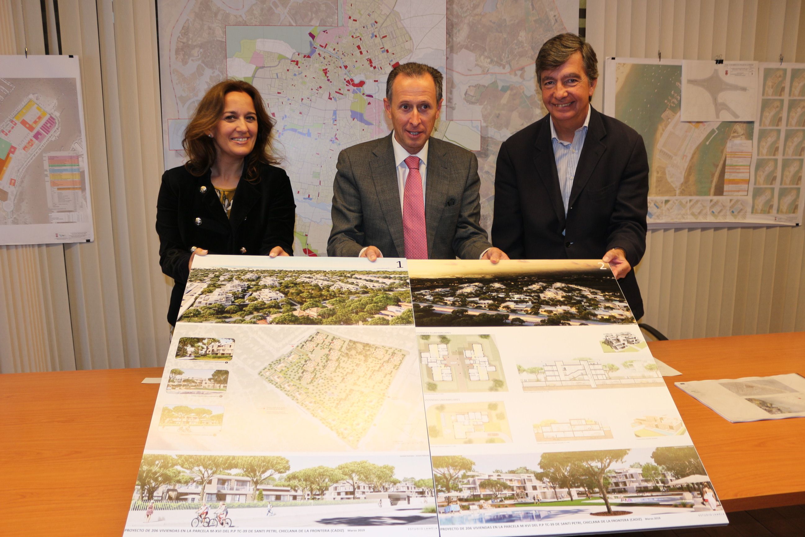 En el centro, el alcalde de Chiclana, José María Román, en la presentación del macroproyecto urbanístico en Costa Sancti Petri.