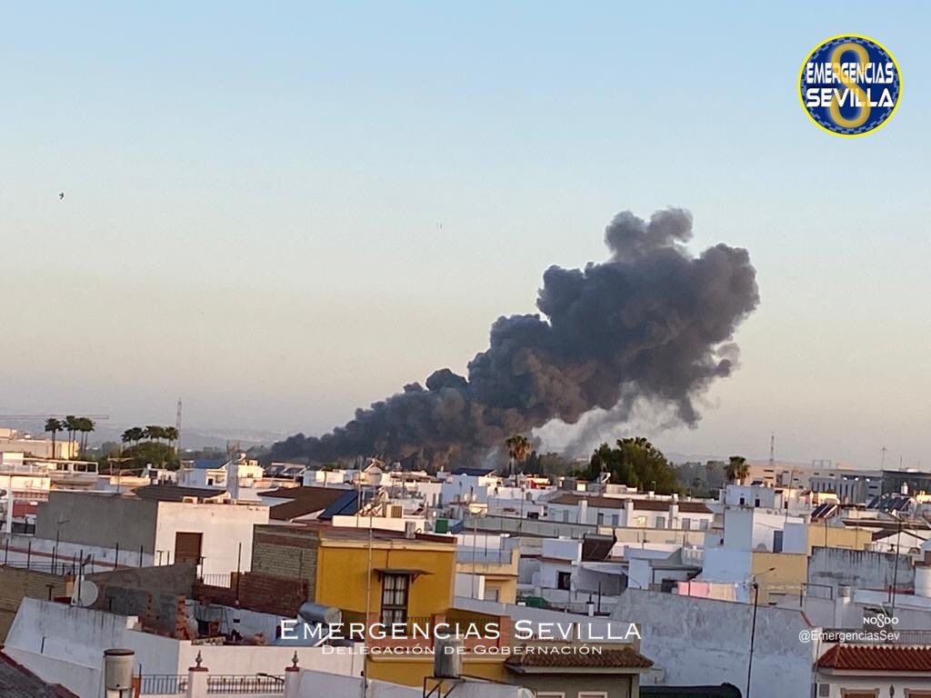 Una columna de humo sobre Dos Hermanas, en la mañana de este jueves