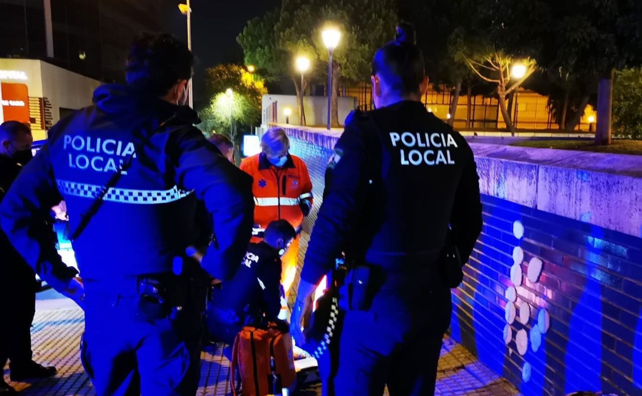 Agentes de la Policía Local de Cádiz atienden una emergencia, en una imagen de archivo.