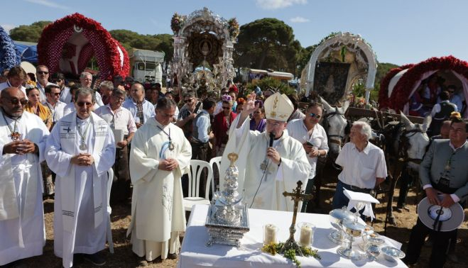 El obispo, tras la misa, bendiciendo la imagen de Consolación que ya está colocada en la carreta.     ESTEBAN