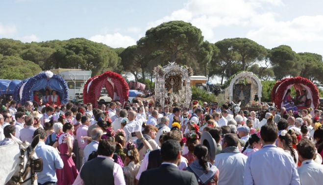 Multitudinaria asistencia a la misa de primera hora de la mañana.     ESTEBAN