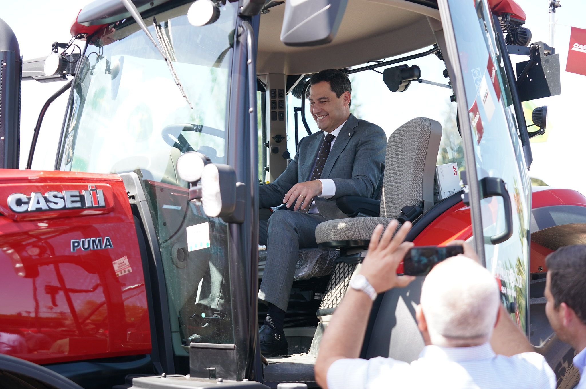 Moreno Bonilla montado en un tractor en una asamblea de ASAJA hace unos días.