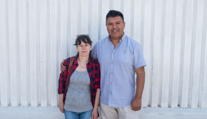 Gerardo Arias junto a Irina, una de las refugiadas ucranianas a las que han podido alejar de la guerra.