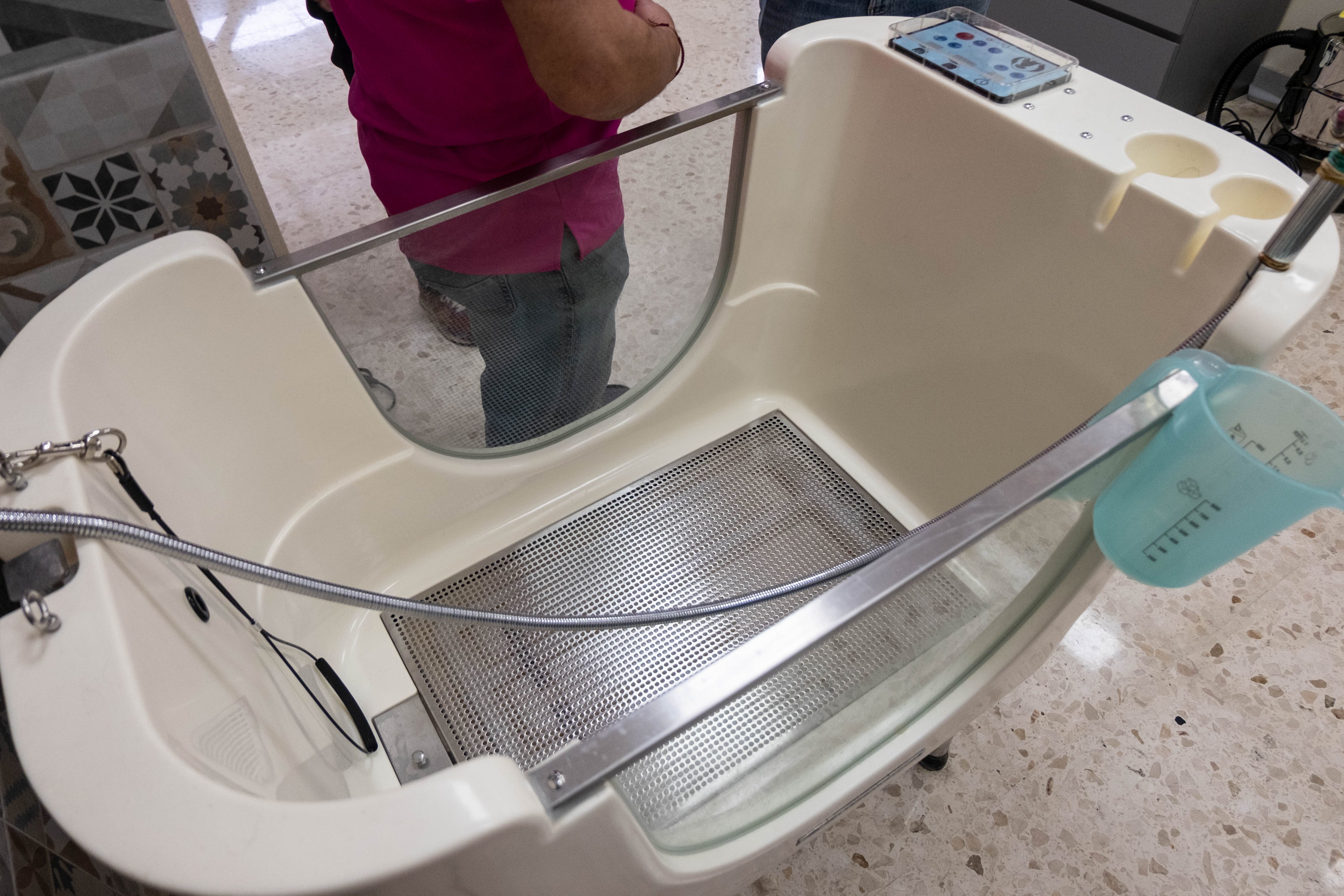 En este salón de belleza o 'perruquería' cuentan con bañera y ozonoterapia