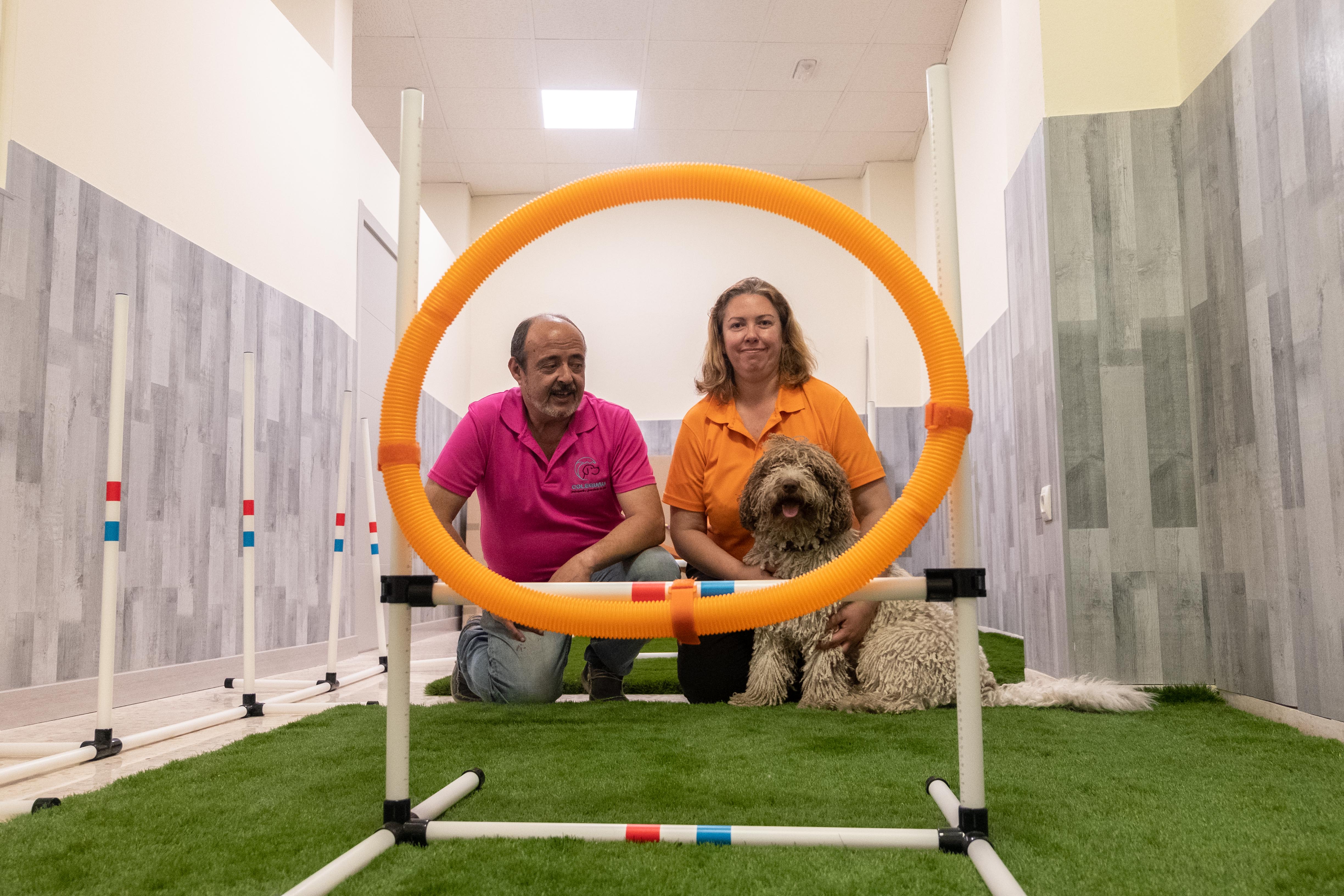 La familia posa para lavozdelsur.es en la sala de juegos