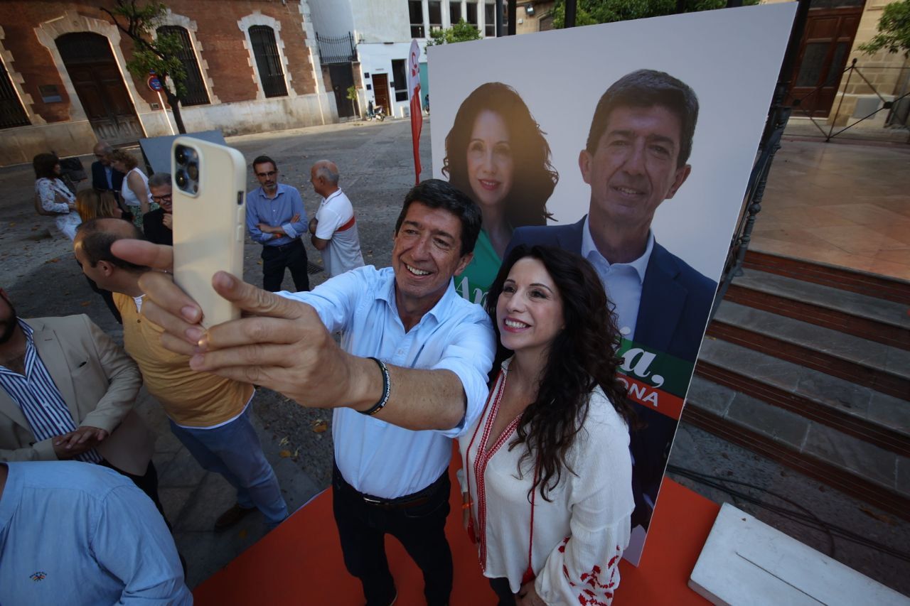 Juan Marín y Rocío Ruiz, durante la campaña electoral de Ciudadanos haciéndose un 'selfie' en Jerez.