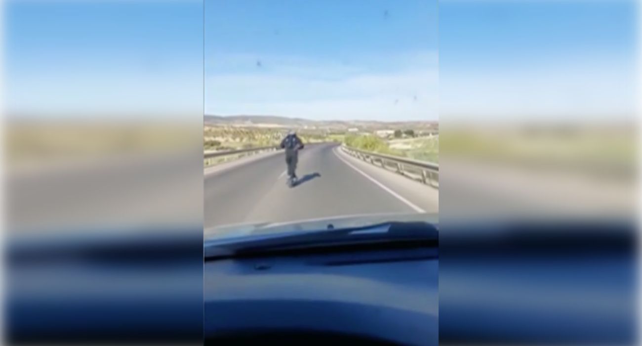 El conductor de un patinete, tras un adelantamiento a más de 100 kilómetros por hora.