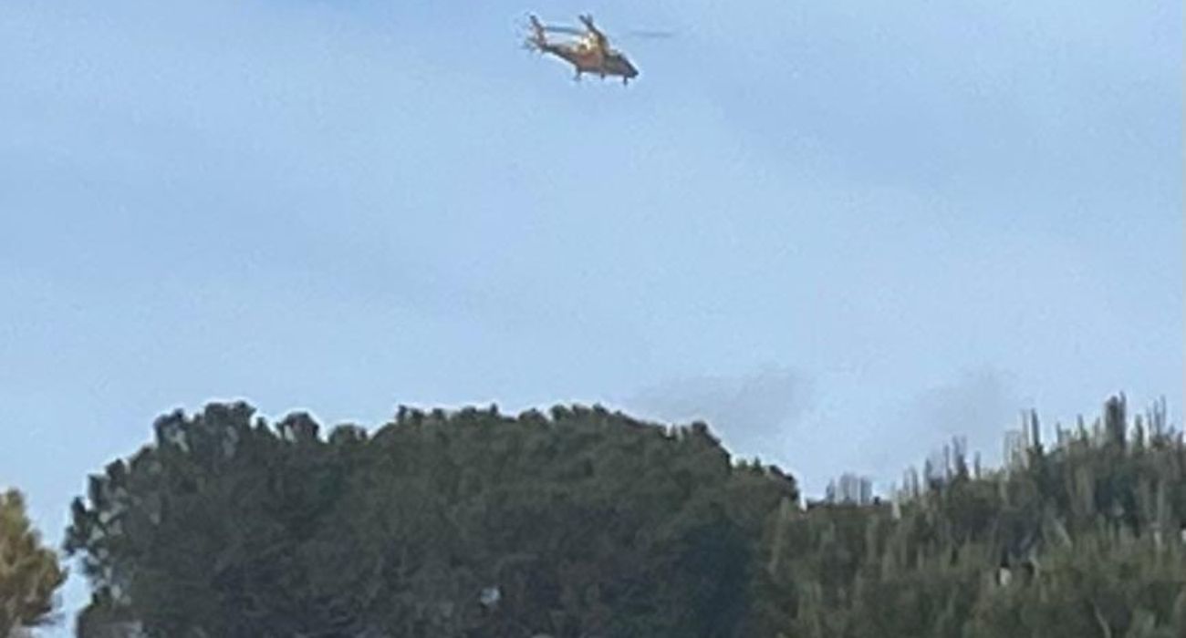 El helicóptero que ha tenido que trasladar a un herido de la caravana rociera de Jerez.