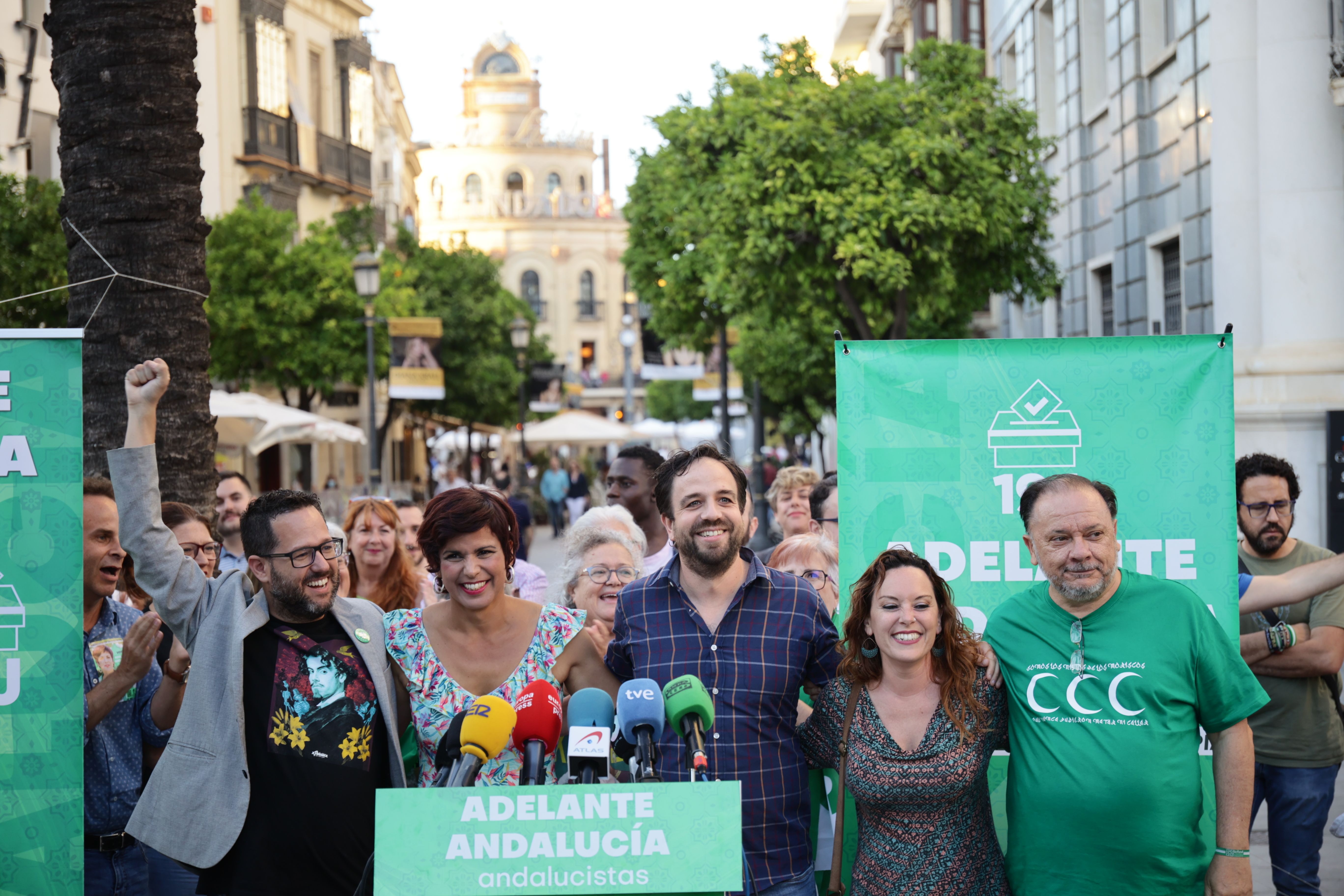 Miembros de la lista de Adelante Andalucía por Cádiz se presentan ante los medios