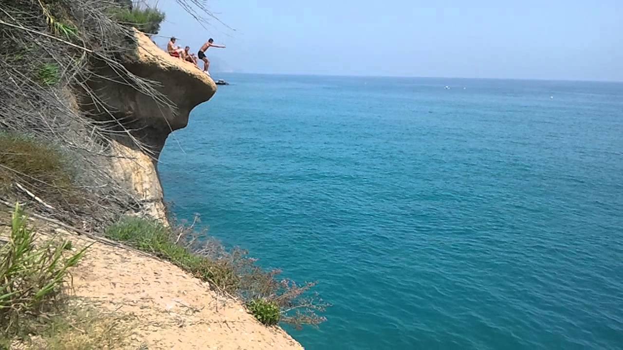 Varios bañistas, saltando desde la zona conocida como El Tarzán.