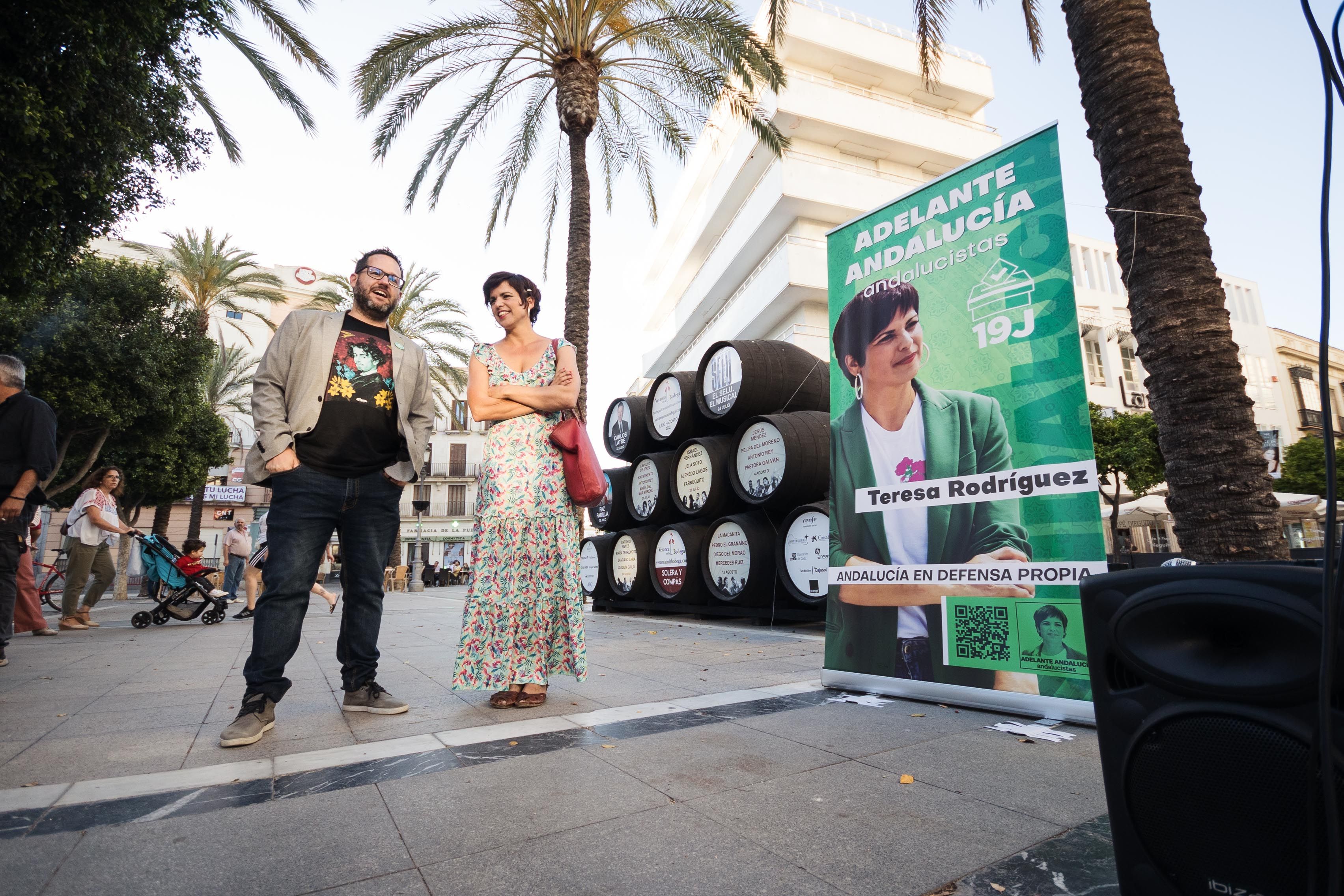 José Ignacio García y Teresa Rodríguez posan para los medios antes del inicio de campaña