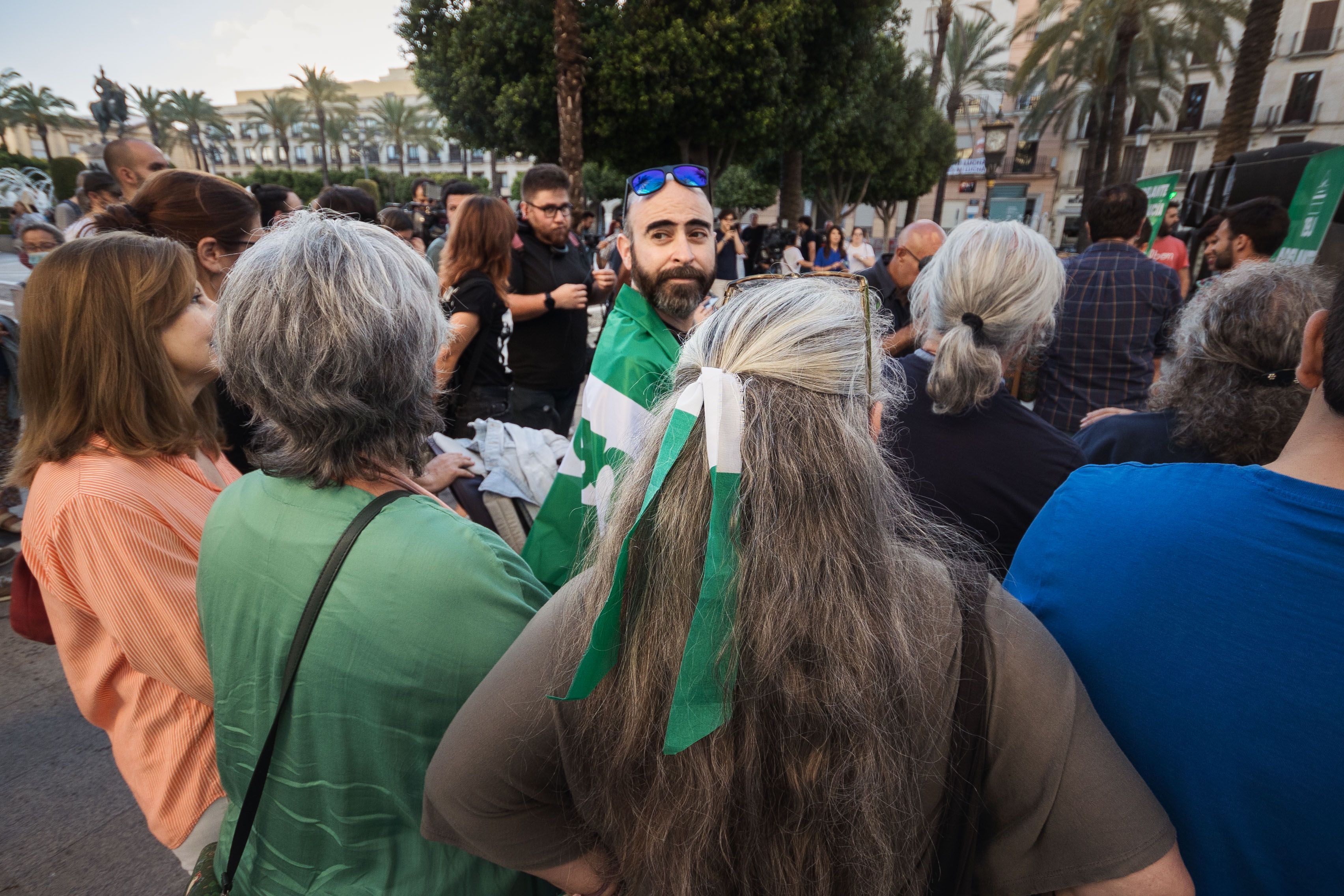 Un militante andalucista entre los medios y los simpatizantes concentrados en la plaza del Arenal