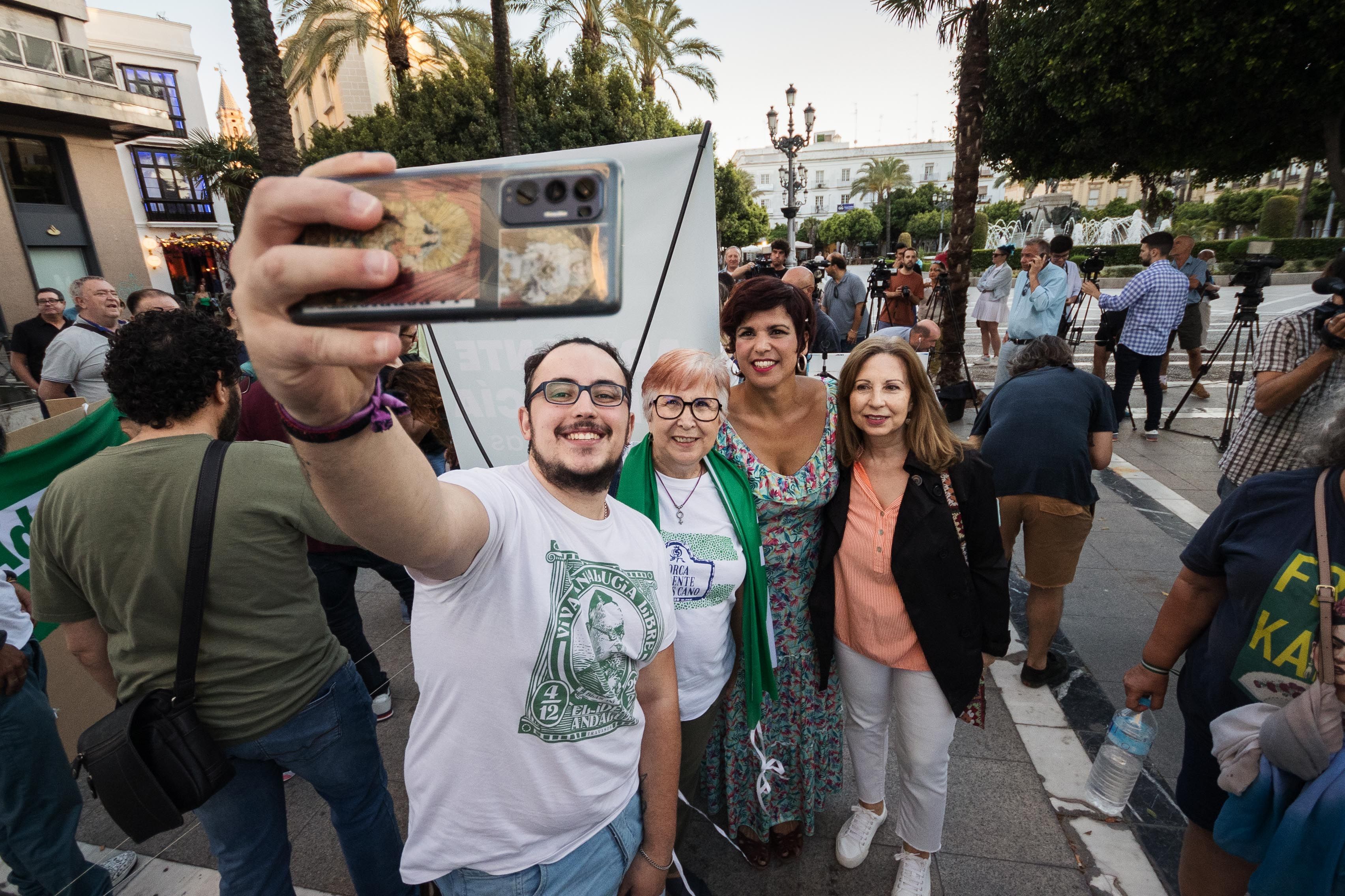 Teresa Rodríguez se hace un 'selfie' en el inicio de campaña este jueves en Jerez