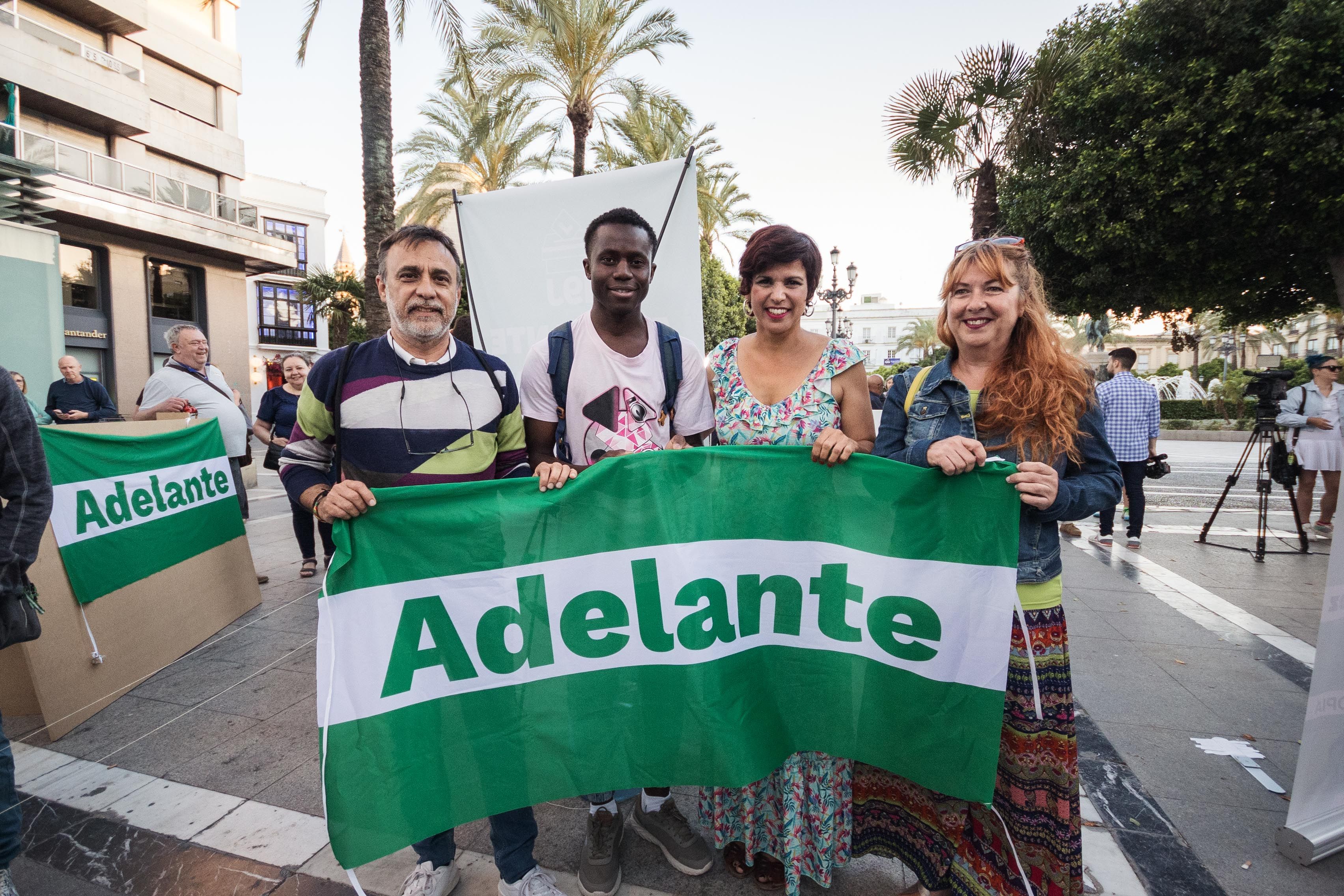 Carlos Fernández, el primero a la izquierda de la imagen, junto a miembros de Adelante Jerez, incluida su portavoz Teresa Rodríguez, en una imagen en el inicio de la campaña del pasado 19J.
