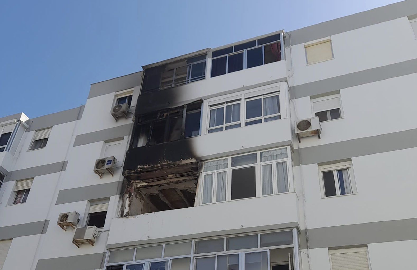 Piso afectado por un incendio en la calle Tomás del Valle en San Fernando. FACEBOOK