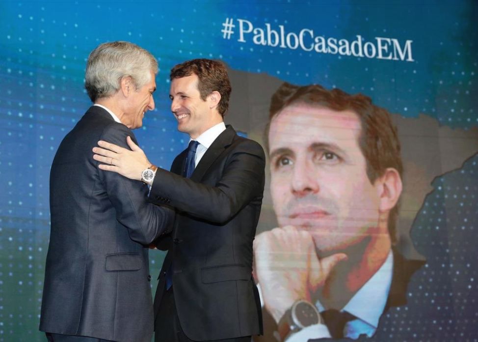 Adolfo Suárez saluda a Pablo Casado. FOTO: @ppparacuellos 