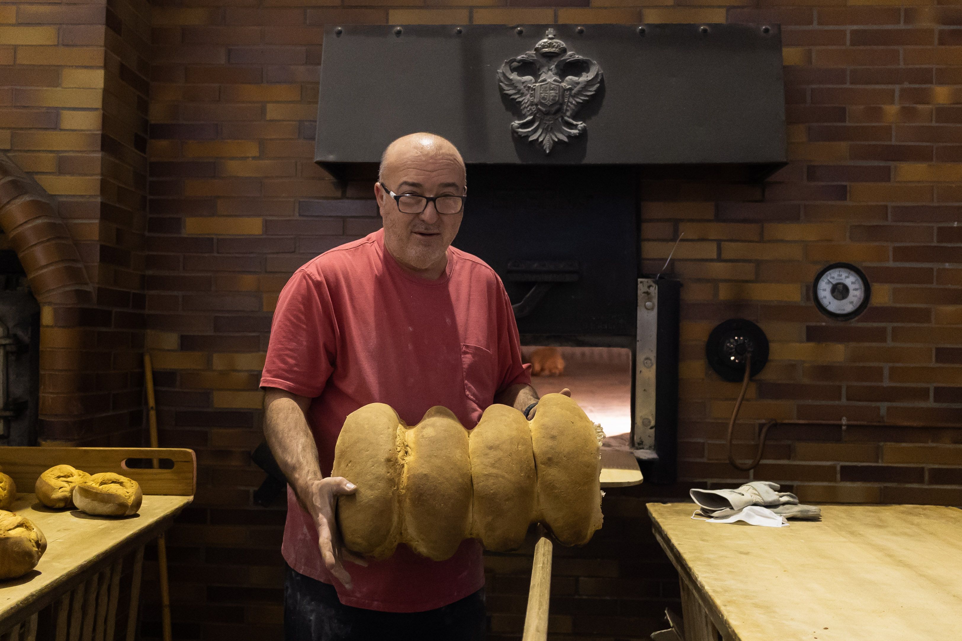 Pedro Ruiz posa para lavozdelsur.es con varias teleras de la panadería de El Portal recién sacadas del horno