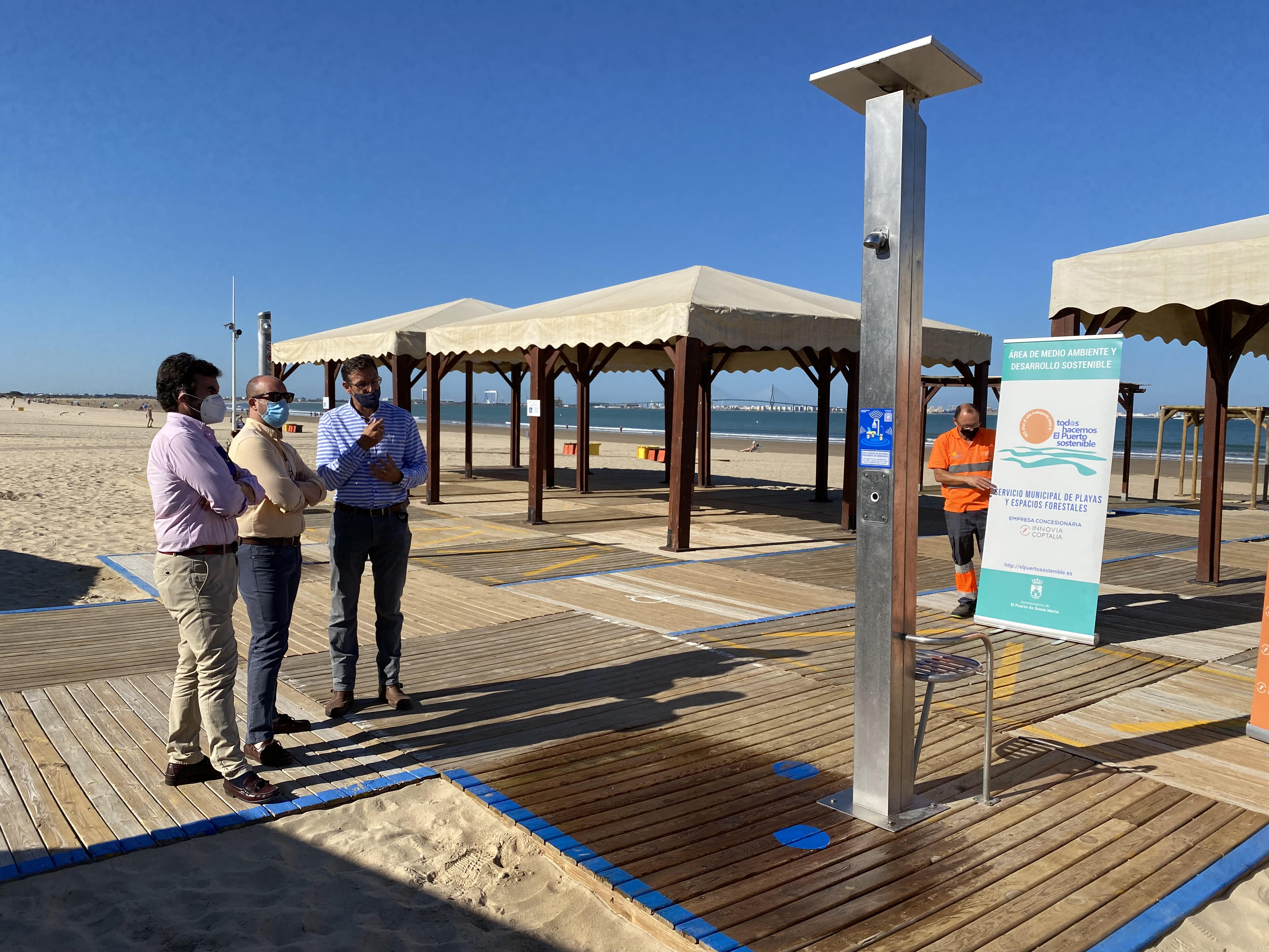 Una de las duchas inteligentes instalada en la playa de Valdelagrana en El Puerto.
