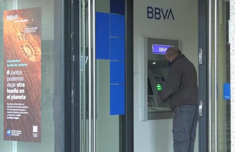 Un cliente en un cajero del banco BBVA, en una imagen de archivo.