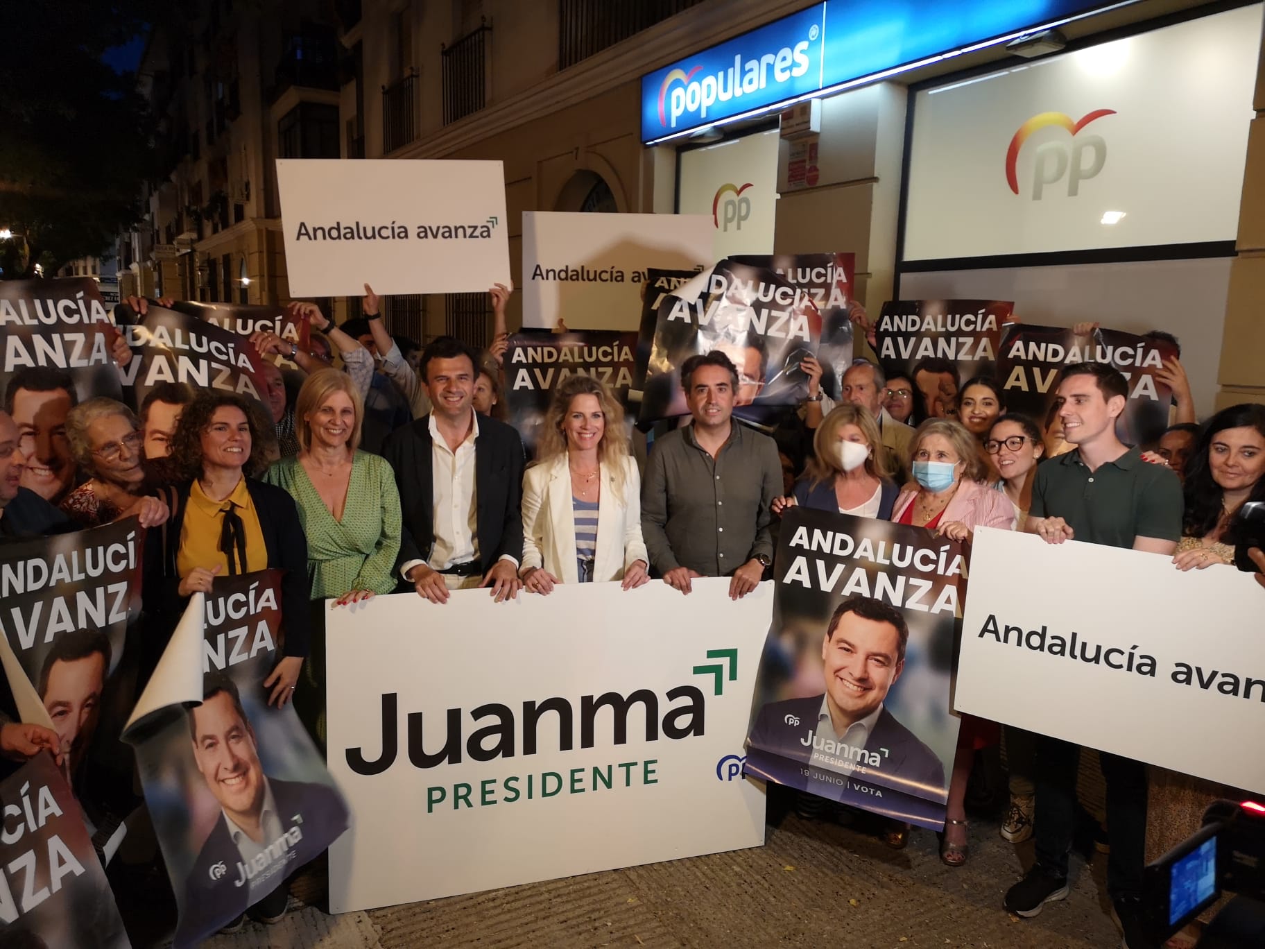 "Salimos a ganar con el apoyo de todos los gaditanos". Inicio de campaña del PP de Cádiz a las puertas de la sede de los populares jerezanos.