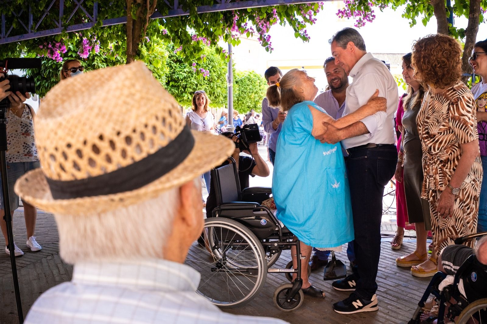Espadas saluda a una señora en su visita a La Algaba, este viernes de primer día de campaña para el 19J. Espadas saluda a una señora en su visita a La Algaba, este viernes de primer día de campaña para el 19J.