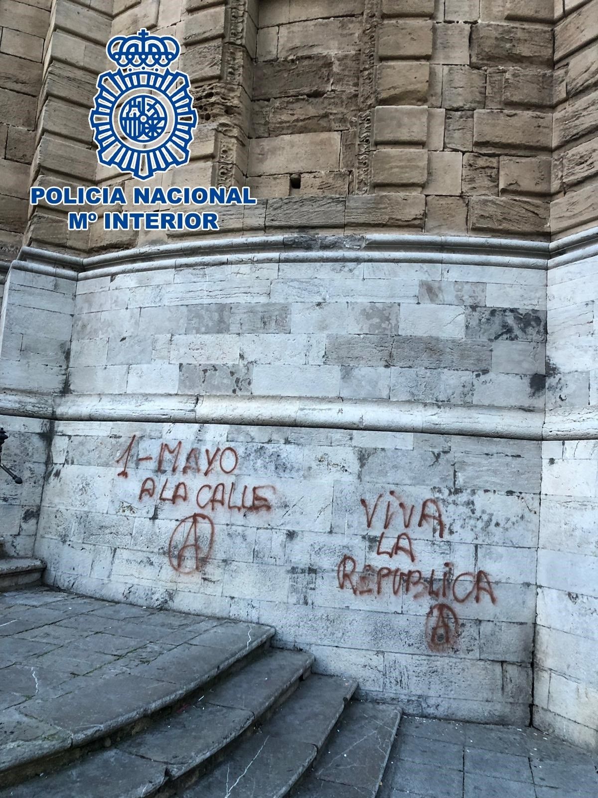 Pintadas de la Catedral de Cádiz, en una imagen de la Policía.