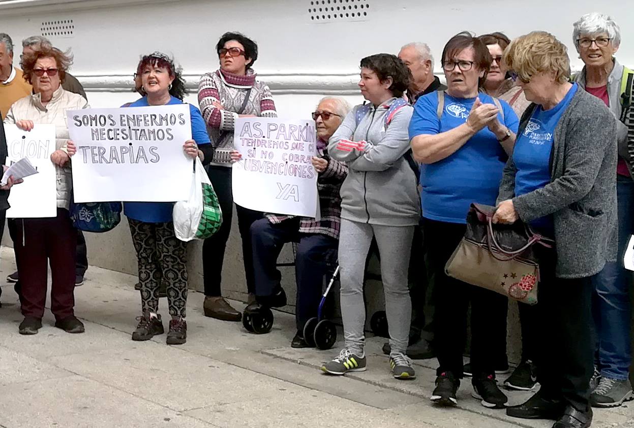 Mujeres de la Asociación Parkinson Puerto durante la protesta que celebraron el pasado 27 de marzo. FOTO: ASOCIACIÓN PARKINSON PUERTO.