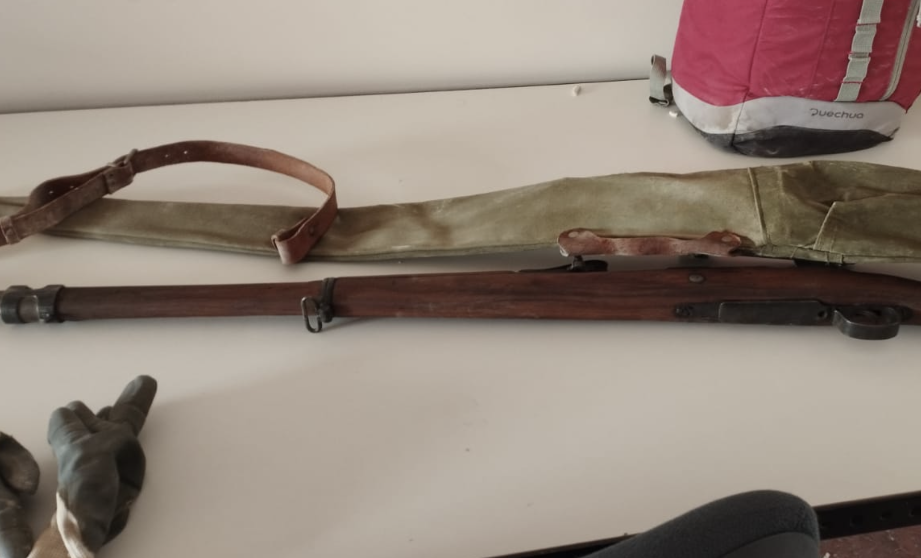 Aparece un rifle de la Guerra Civil oculto en el tabique de un piso en obras de Jerez.