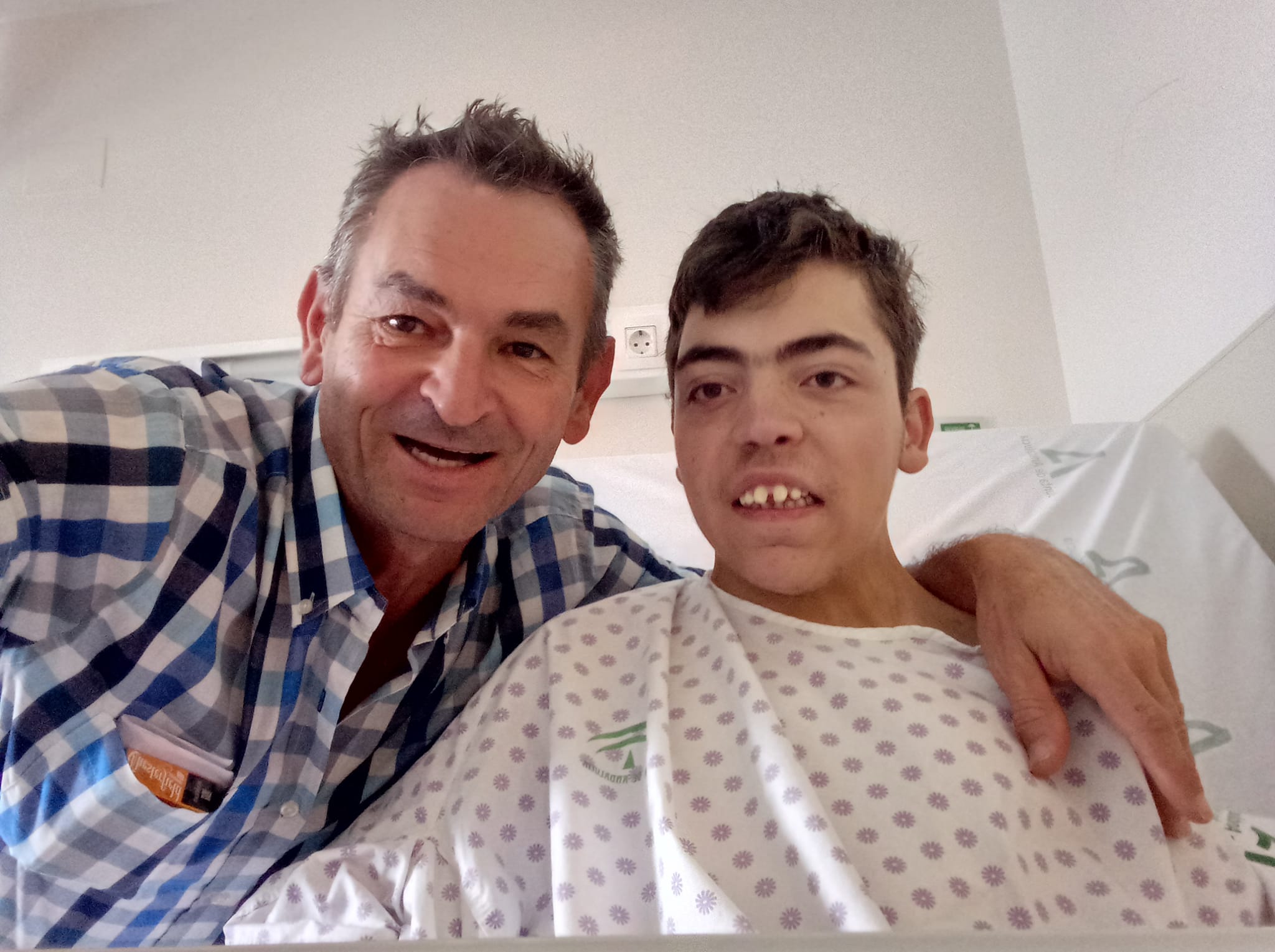 Marcos Carribero, con su padre Juan, en el Hospital de Jerez. Marcos Carribero, con su padre Juan, en el Hospital de Jerez.