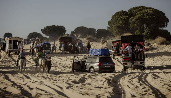 Un vehículo retenido por las arenas en una de las zonas de dunas de Doñana.   ESTEBAN