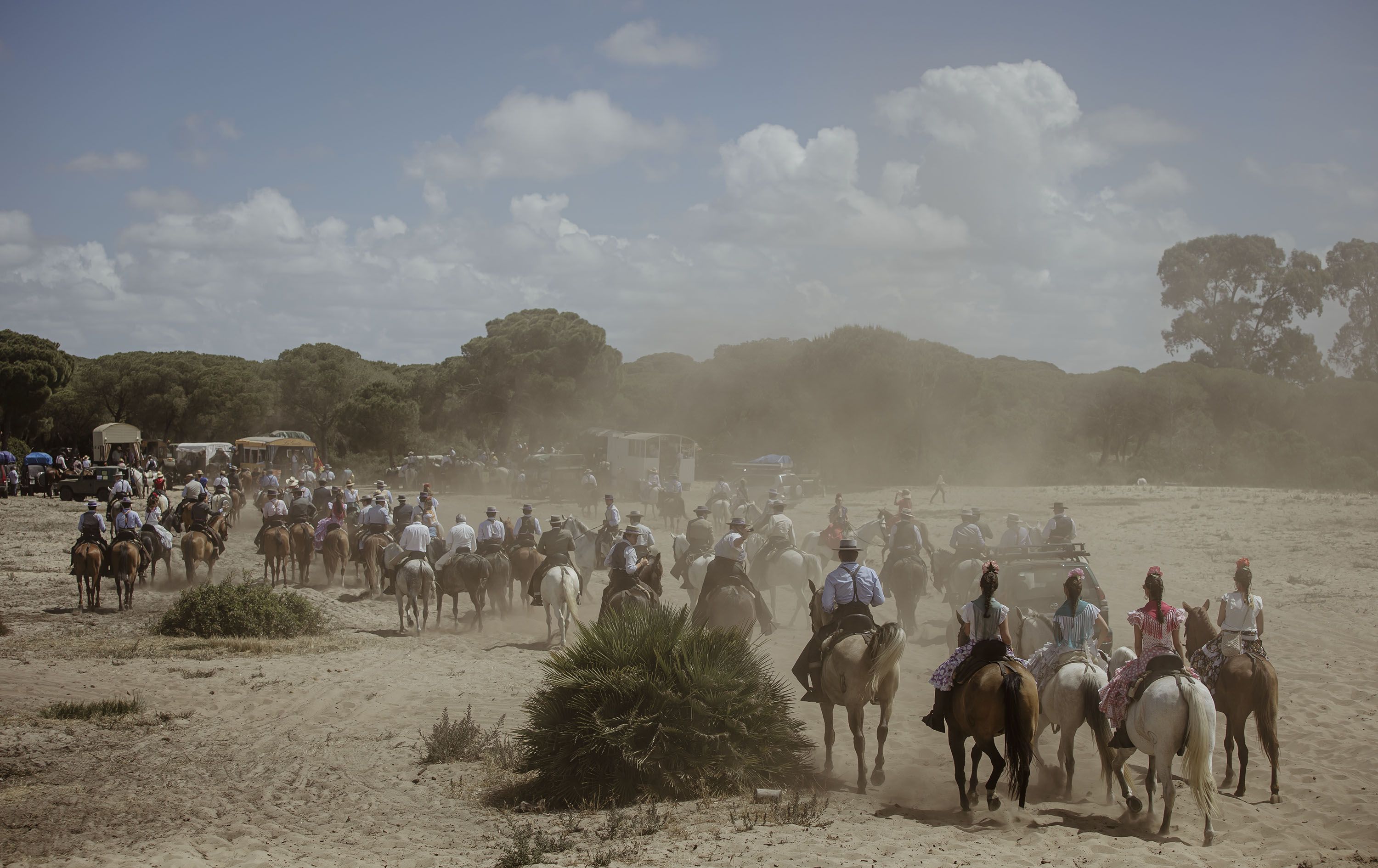 La caravana rociera jerezana por Doñana en 2022.    ESTEBAN