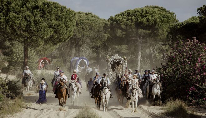 La cabecera de la caravana jerezana asomando de entre pinos. ESTEBAN