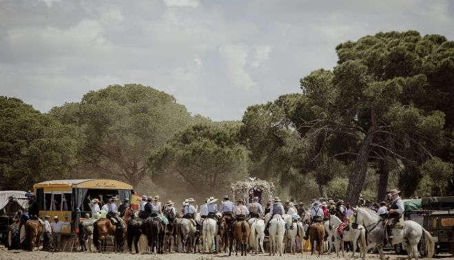 Un rengue con decenas de jinetes alrededor de la carreta de plata.    ESTEBAN