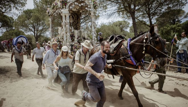 Peregrinos que recorren el camino a en un instante de dureza en la rodá. ESTEBAN