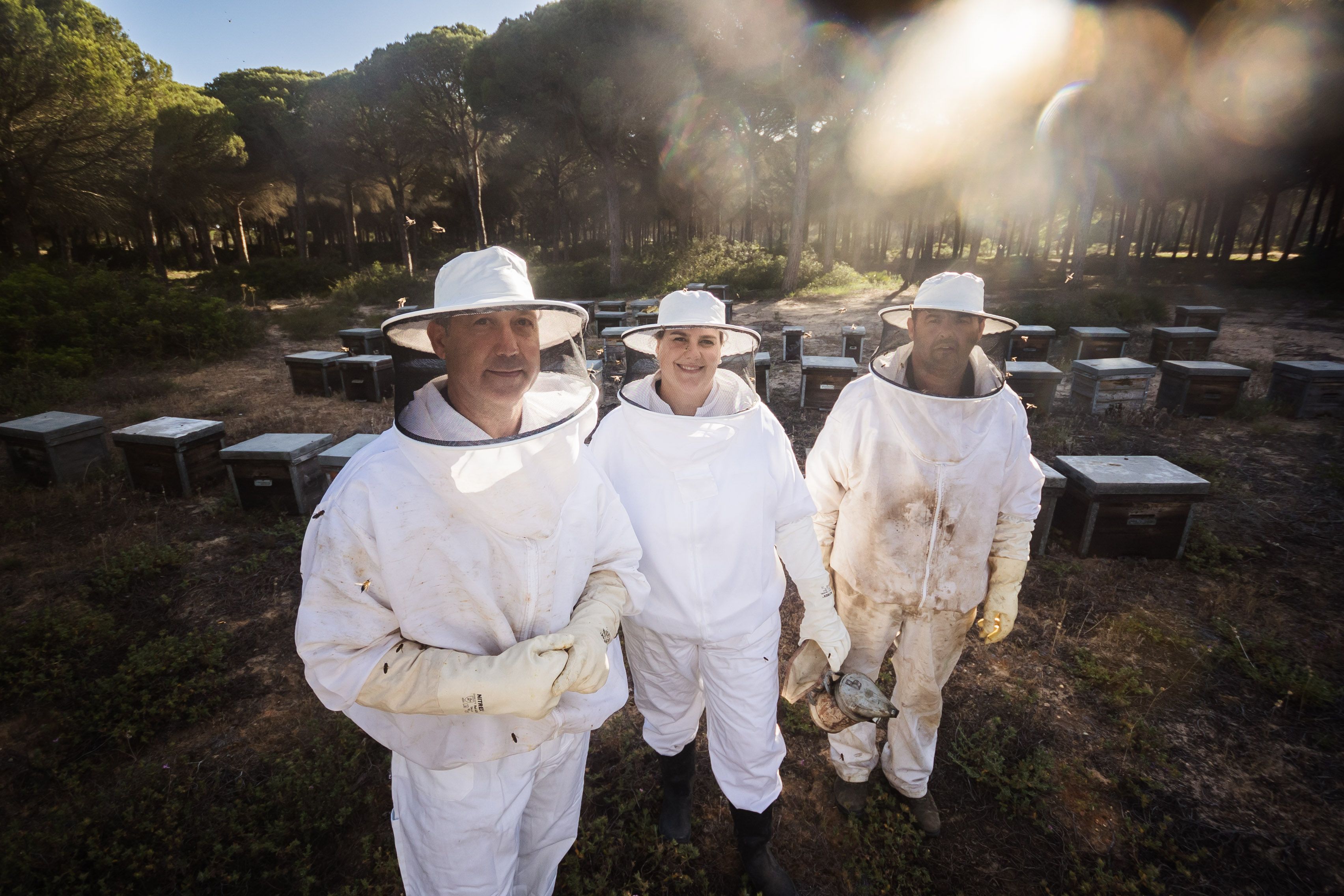 Los apicultores frente a su explotación.