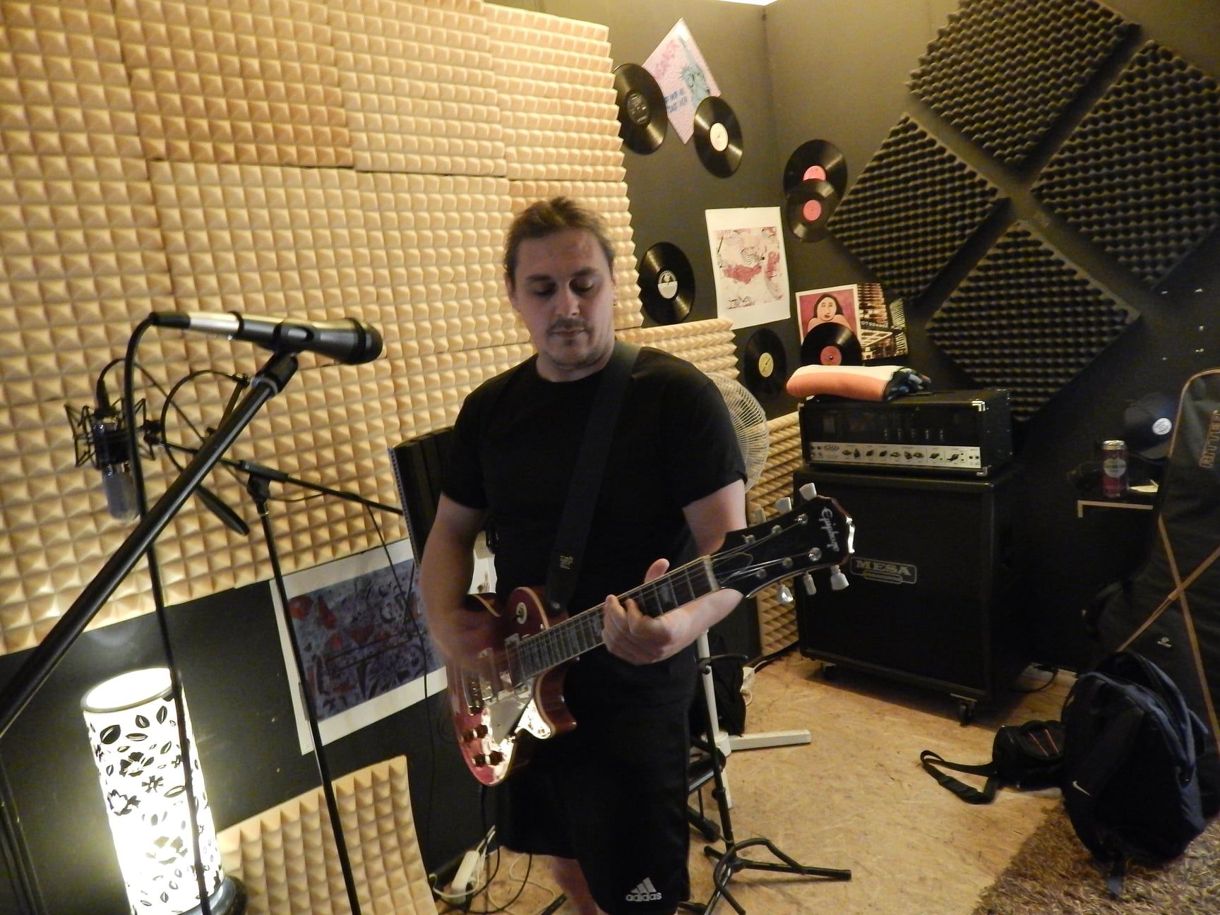 Álvaro D. Íñigo, músico de La Granja, haciendo pruebas en un estudio de Berlín.