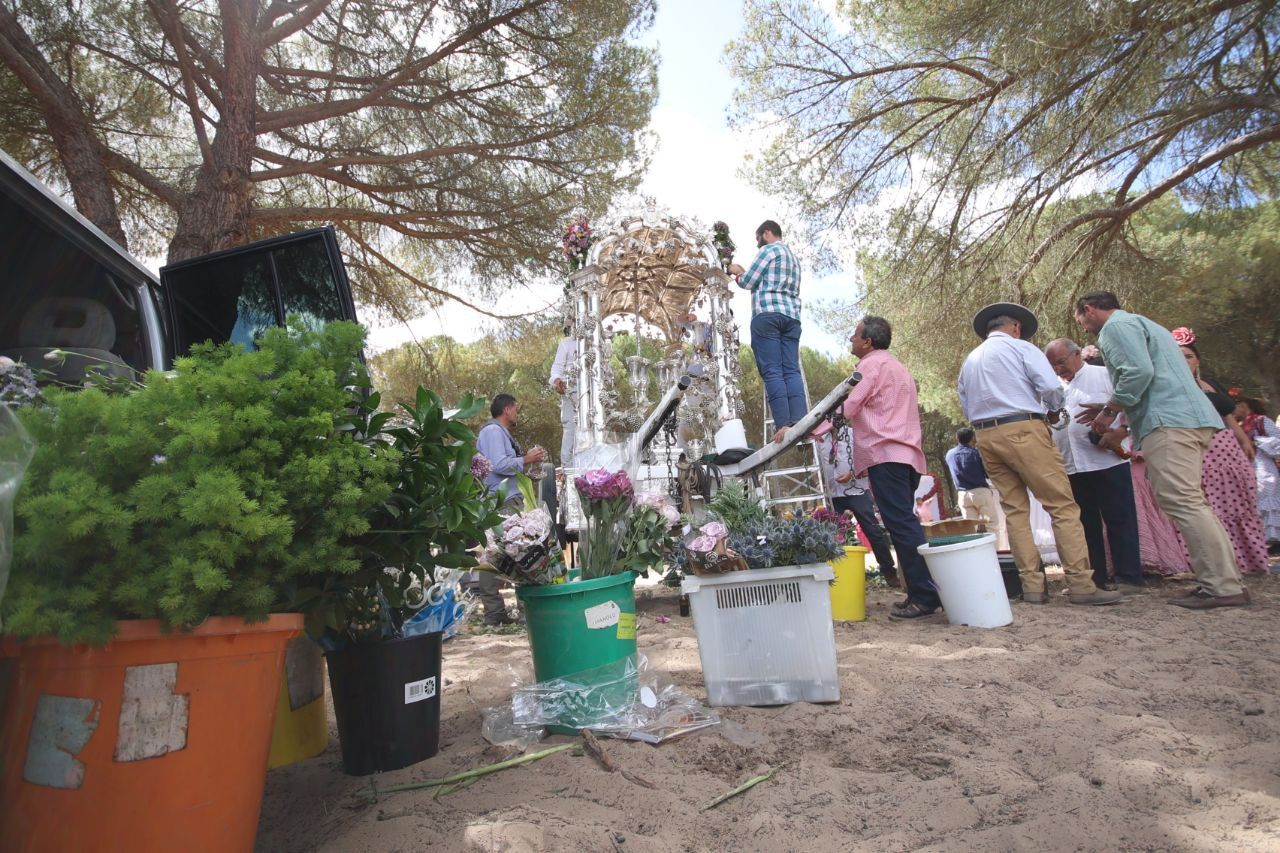 La hermandad del Rocío de Jerez, preparando los arreglos del simpecado. 