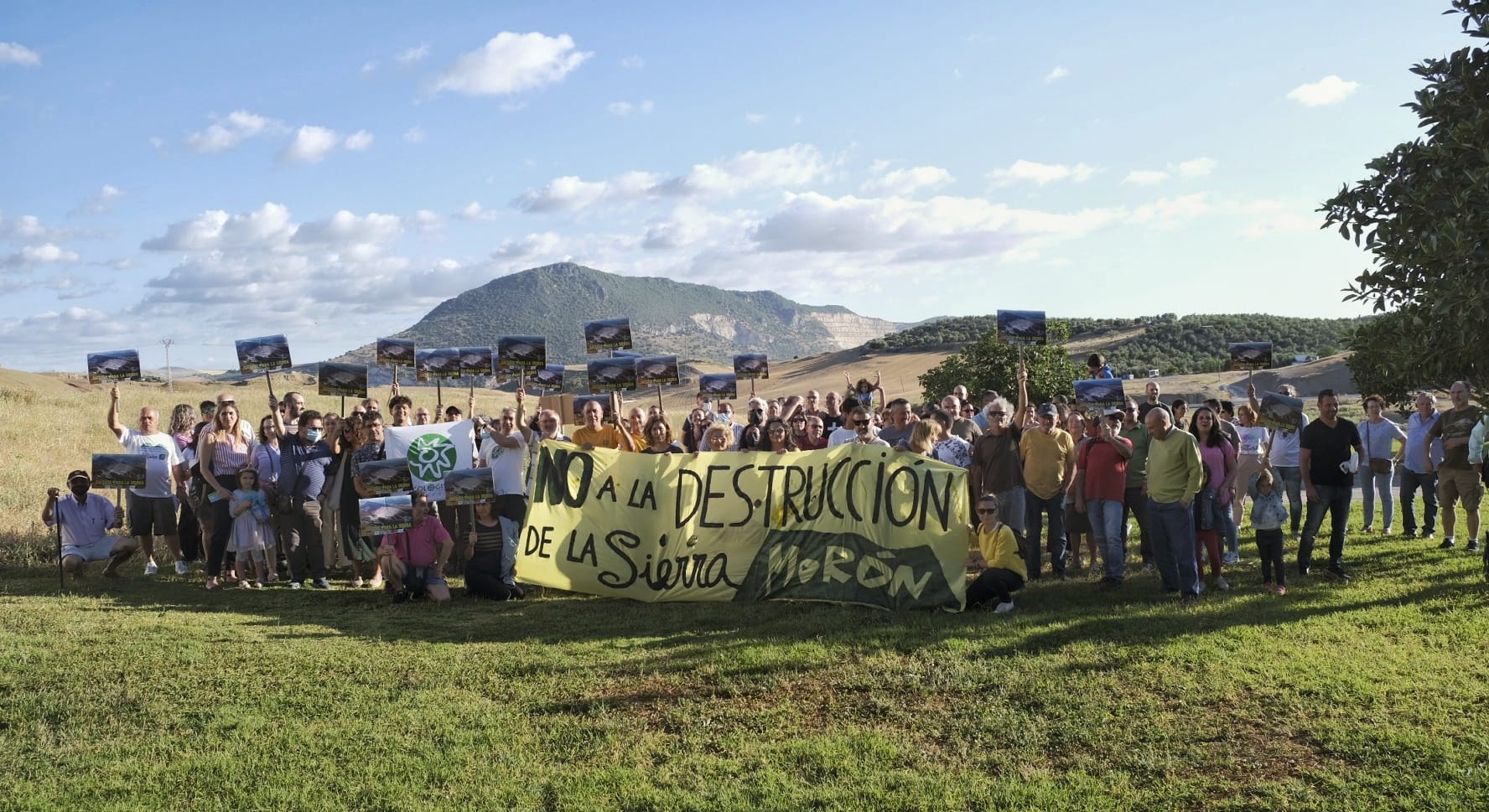 Vecinos de Morón, en la manifestación contra las actividades extractivas en la Sierra de Esparteros.