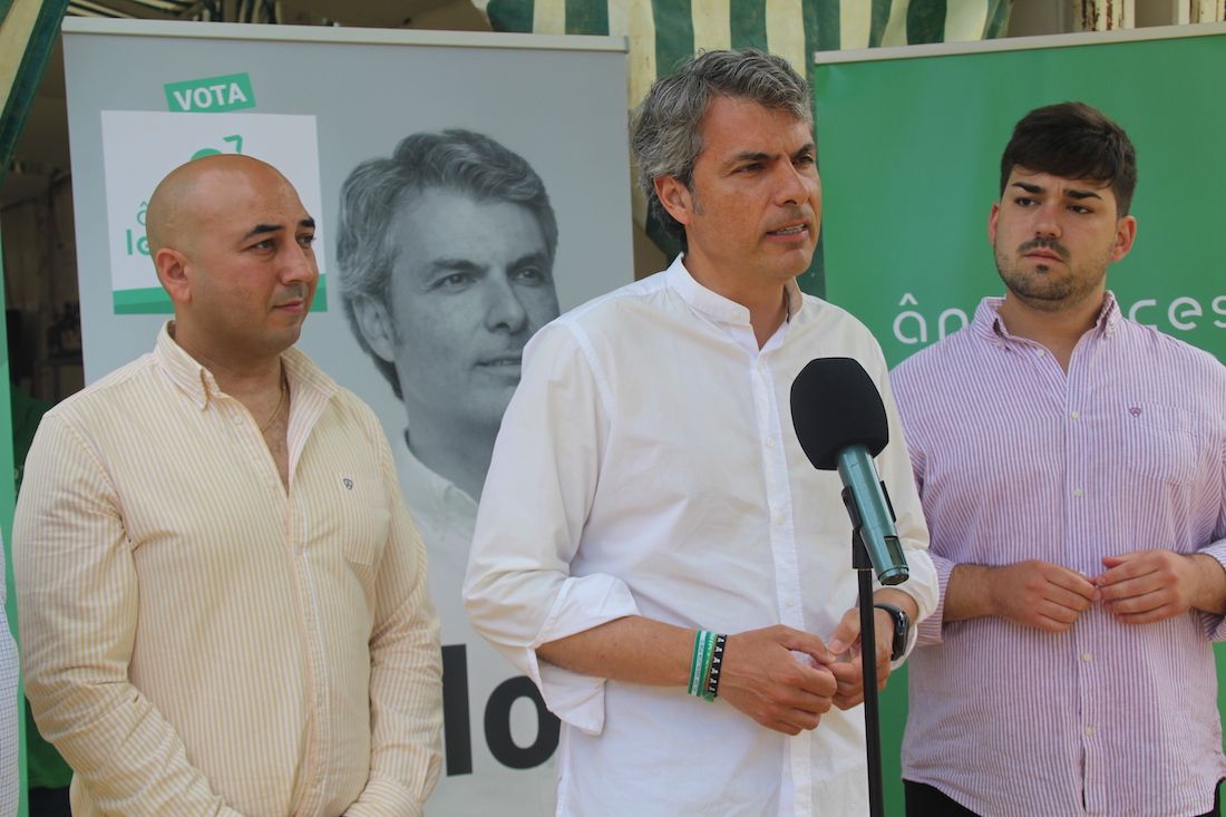 El candidato de Andaluces Levantaos por Cádiz, Fran Romero, con Alfredo Fernández.