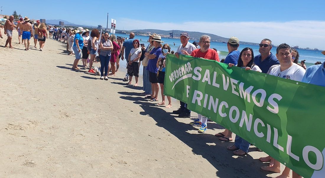Cadena humana formada para pedir protección para la playa del Rinconcillo.