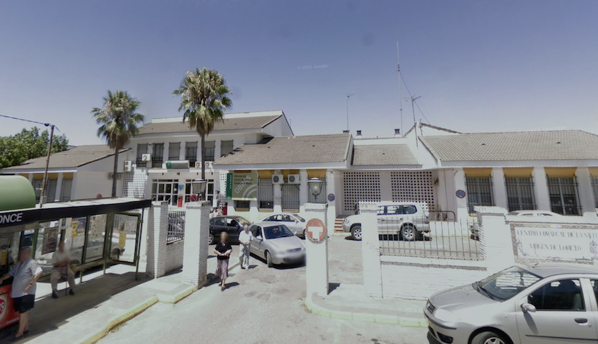 El centro de salud de Sanlúcar la Mayor, en Sevilla, donde se produjo la agresión.