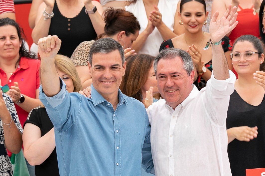 Pedro Sánchez y Juan Espadas, en un mitin del PSOE.