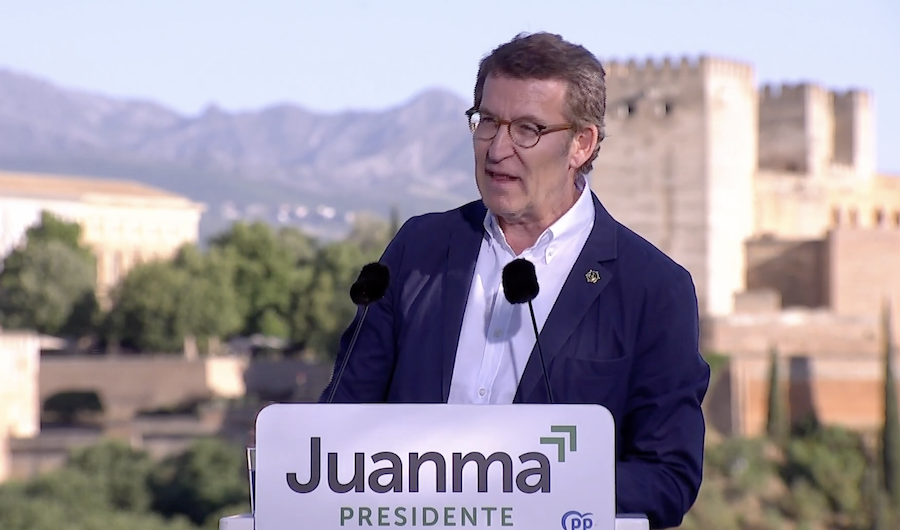 Alberto Núñez Feijóo, presidente del PP, en un mitin con la Alhambra de fondo.
