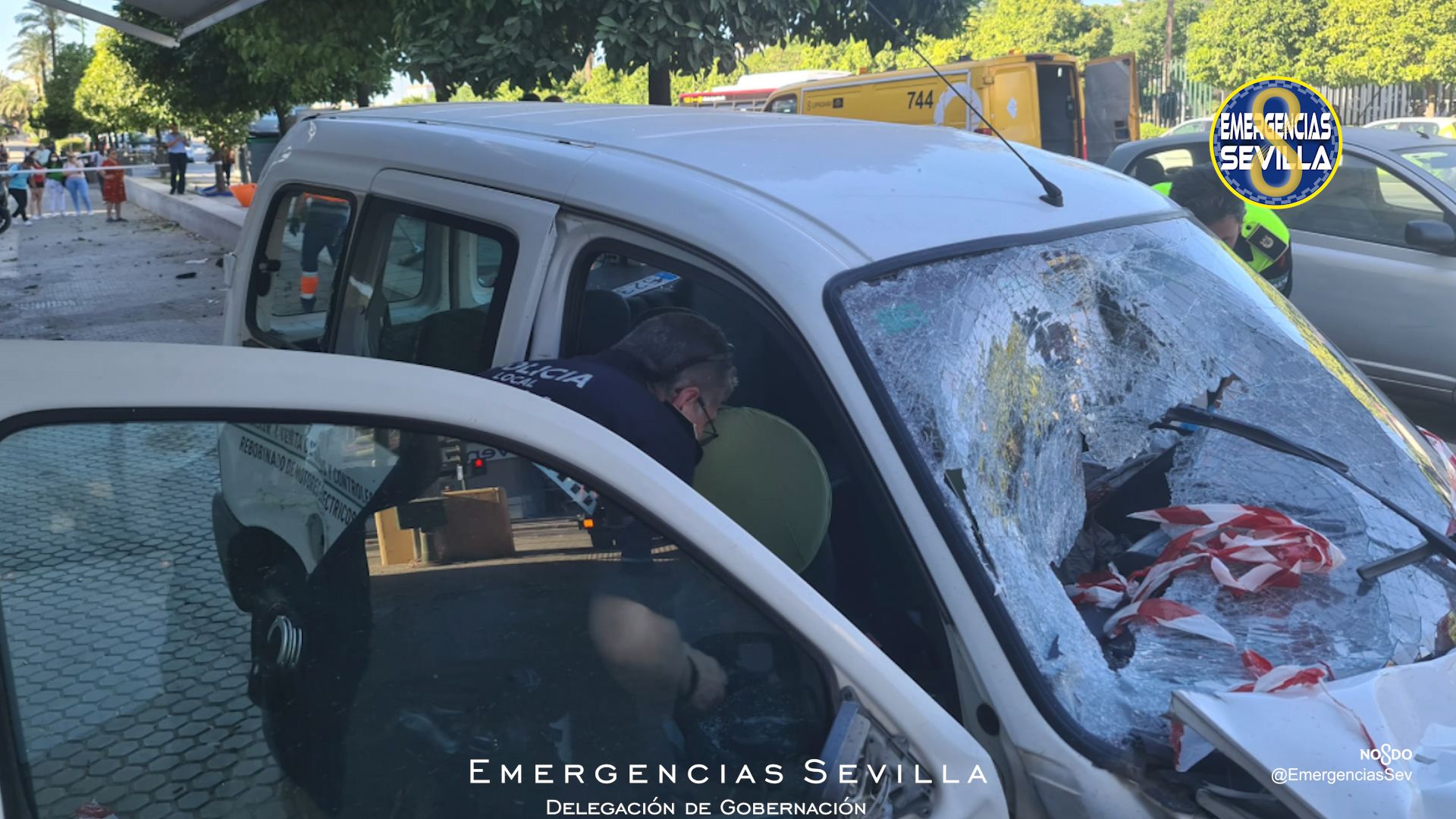 Estado en el que quedó la furgoneta tras el accidente en Sevilla este domingo.