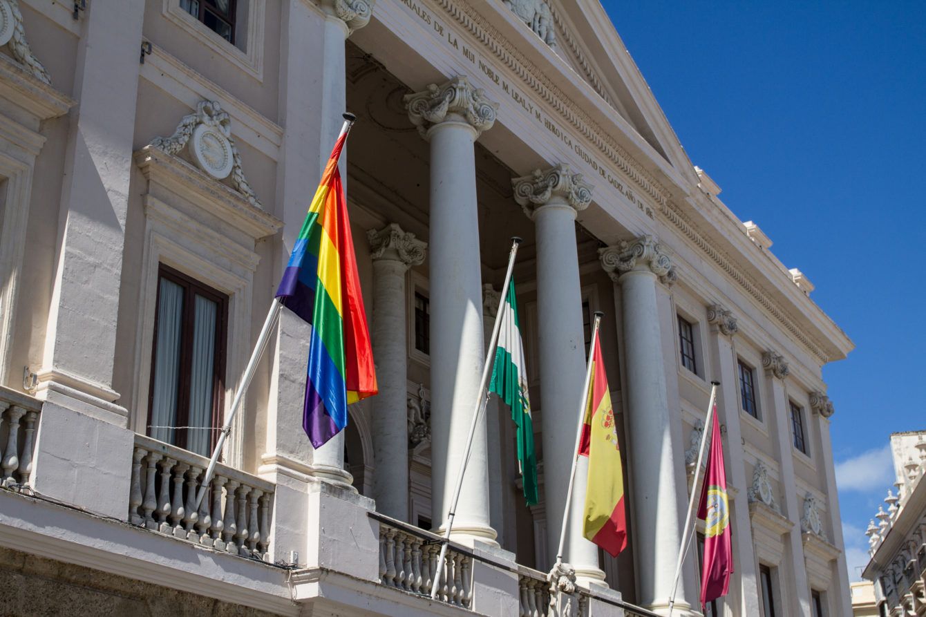 La bandera LGTBI, en una imagen de archivo, en la fachada del Ayuntamiento de Cádiz. 