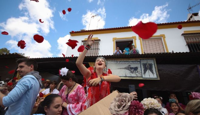 Gran ambiente en la calle Muñoz y Pavón con la llegada de la hermandad de Jerez. MANU GARCÍA